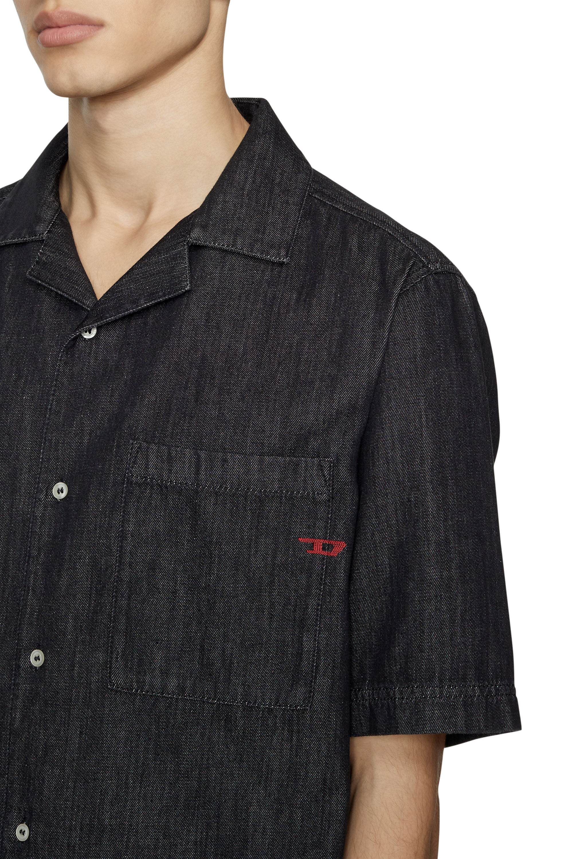 Diesel - D-PAROSHORT, Chemise bowling en denim rinse Homme in Noir - 4