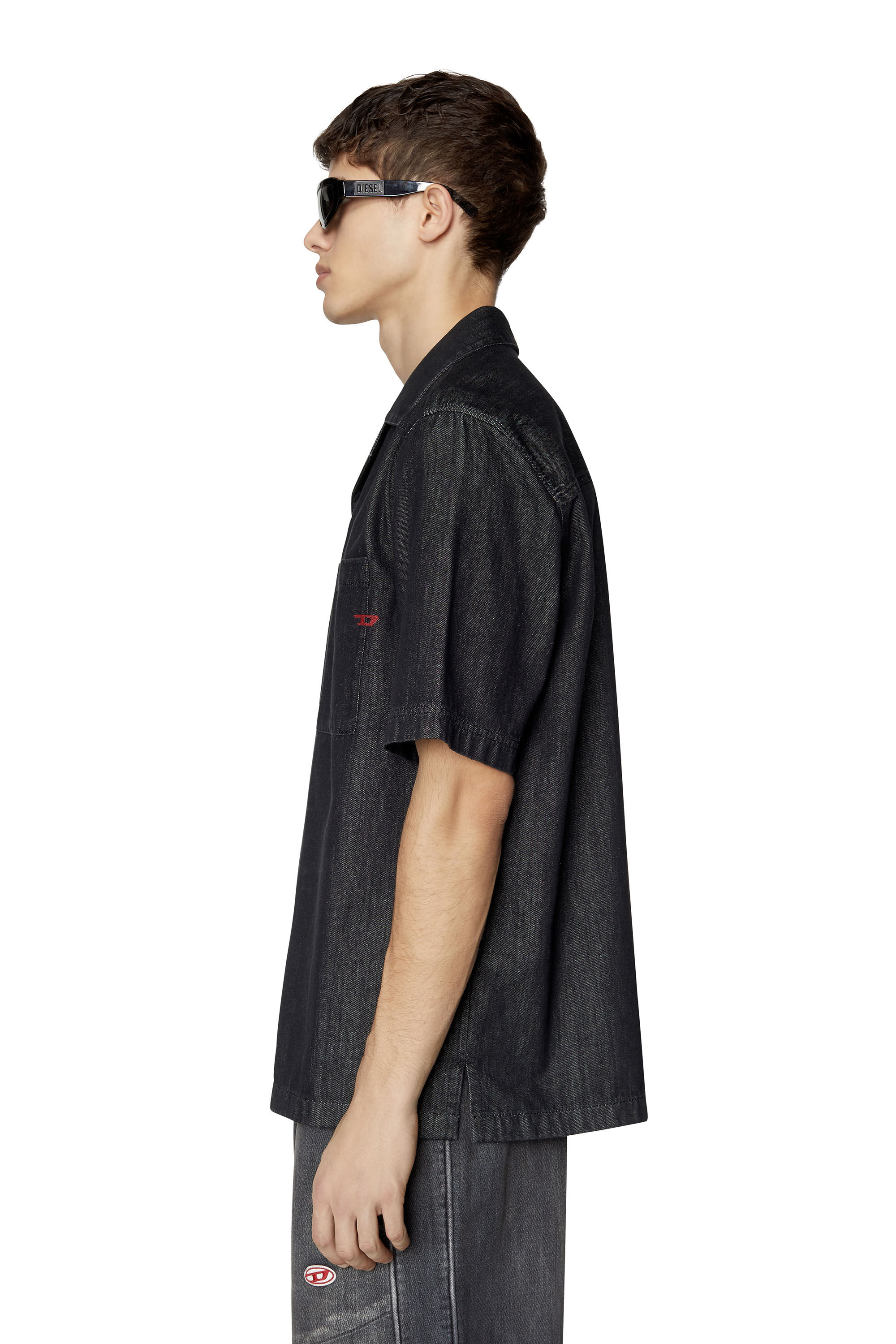 Diesel - D-PAROSHORT, Chemise bowling en denim rinse Homme in Noir - 6