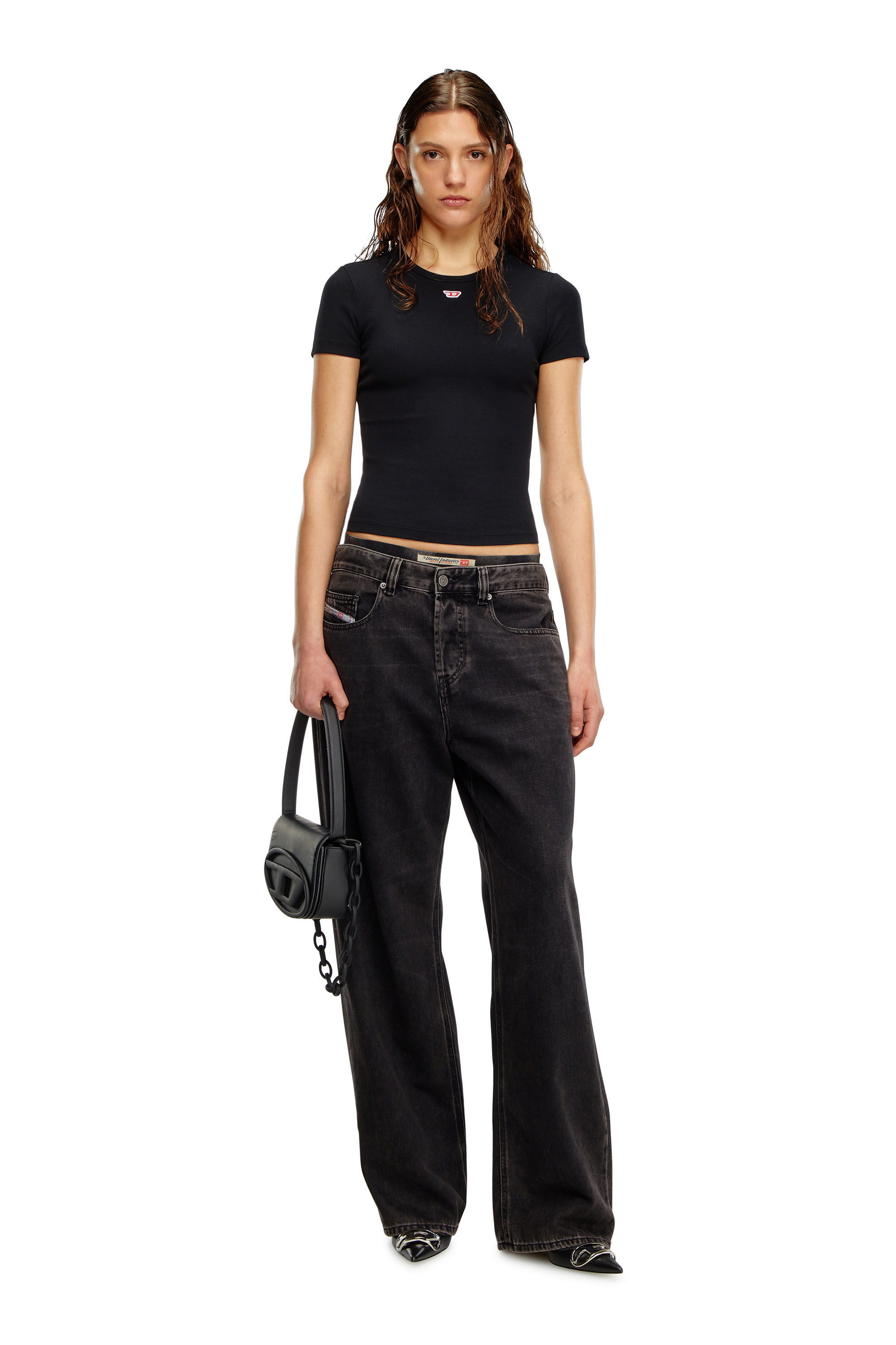 Diesel - T-ELE-LONG-D, T-shirt avec patch logo D Femme in Noir - 1