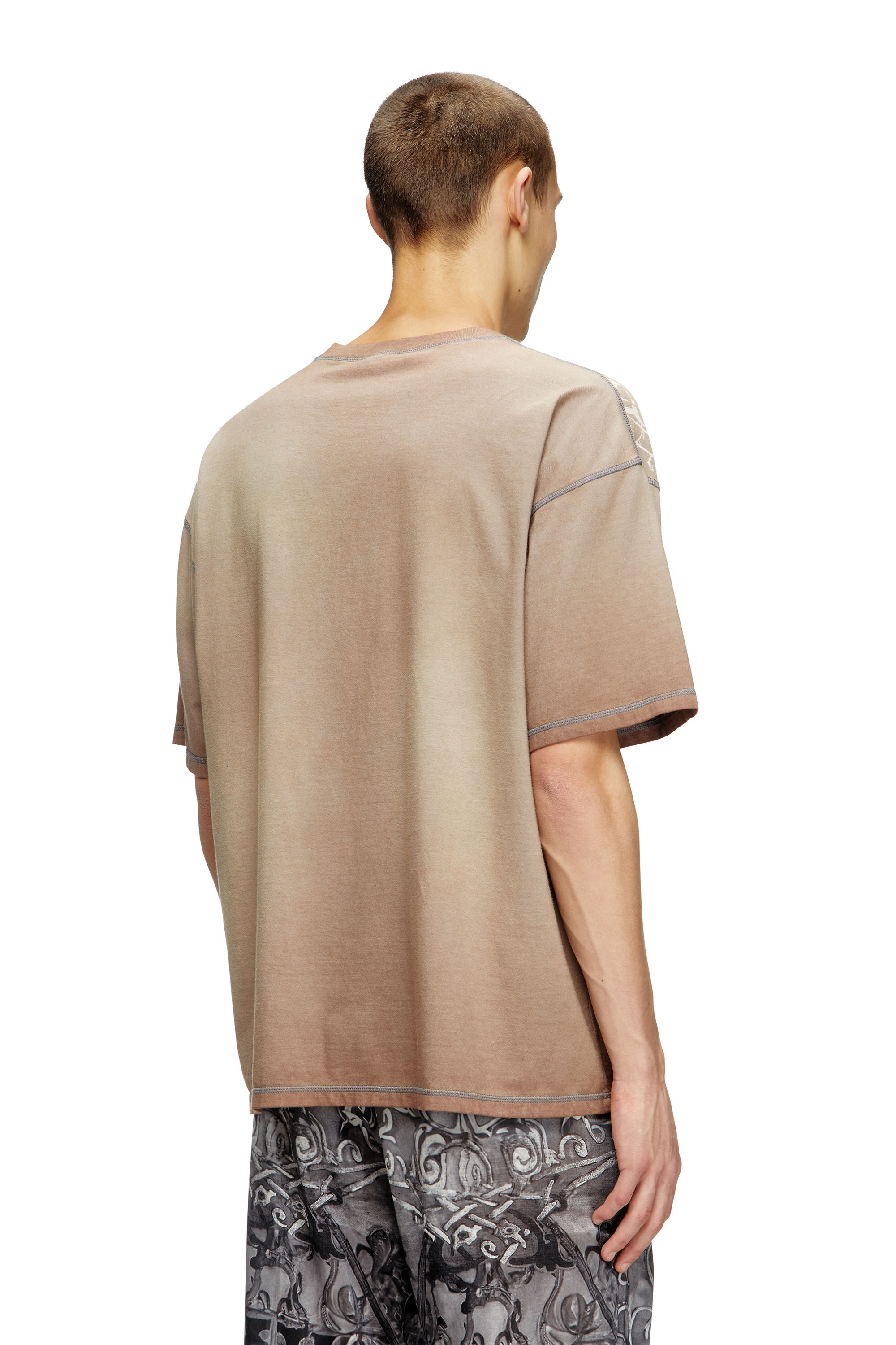 Diesel - T-BOXT-T13, T-shirt avec imprimé médiéval ton sur ton Homme in Marron - 4