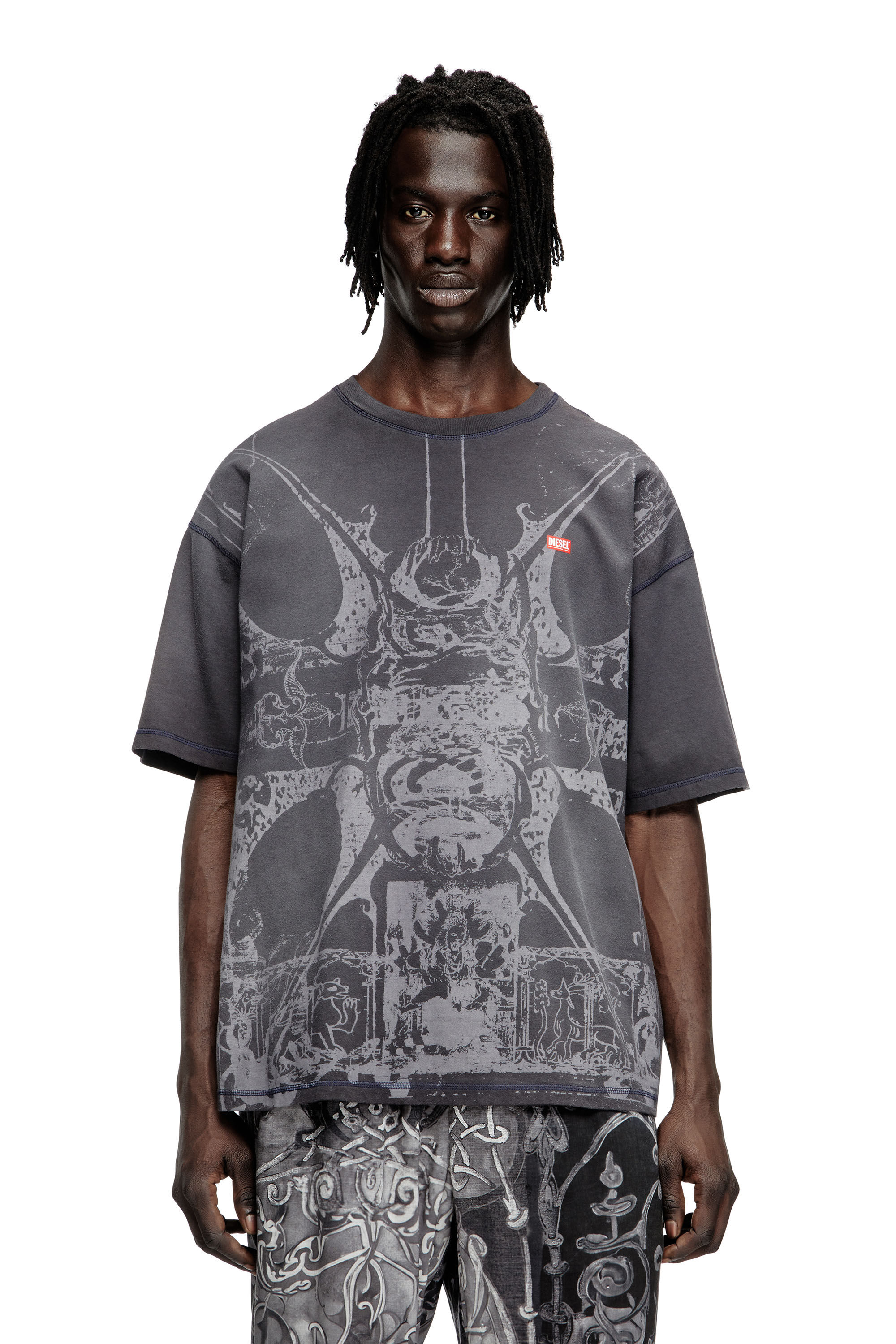 Diesel - T-BOXT-T13, T-shirt avec imprimé médiéval ton sur ton Homme in Noir - 3