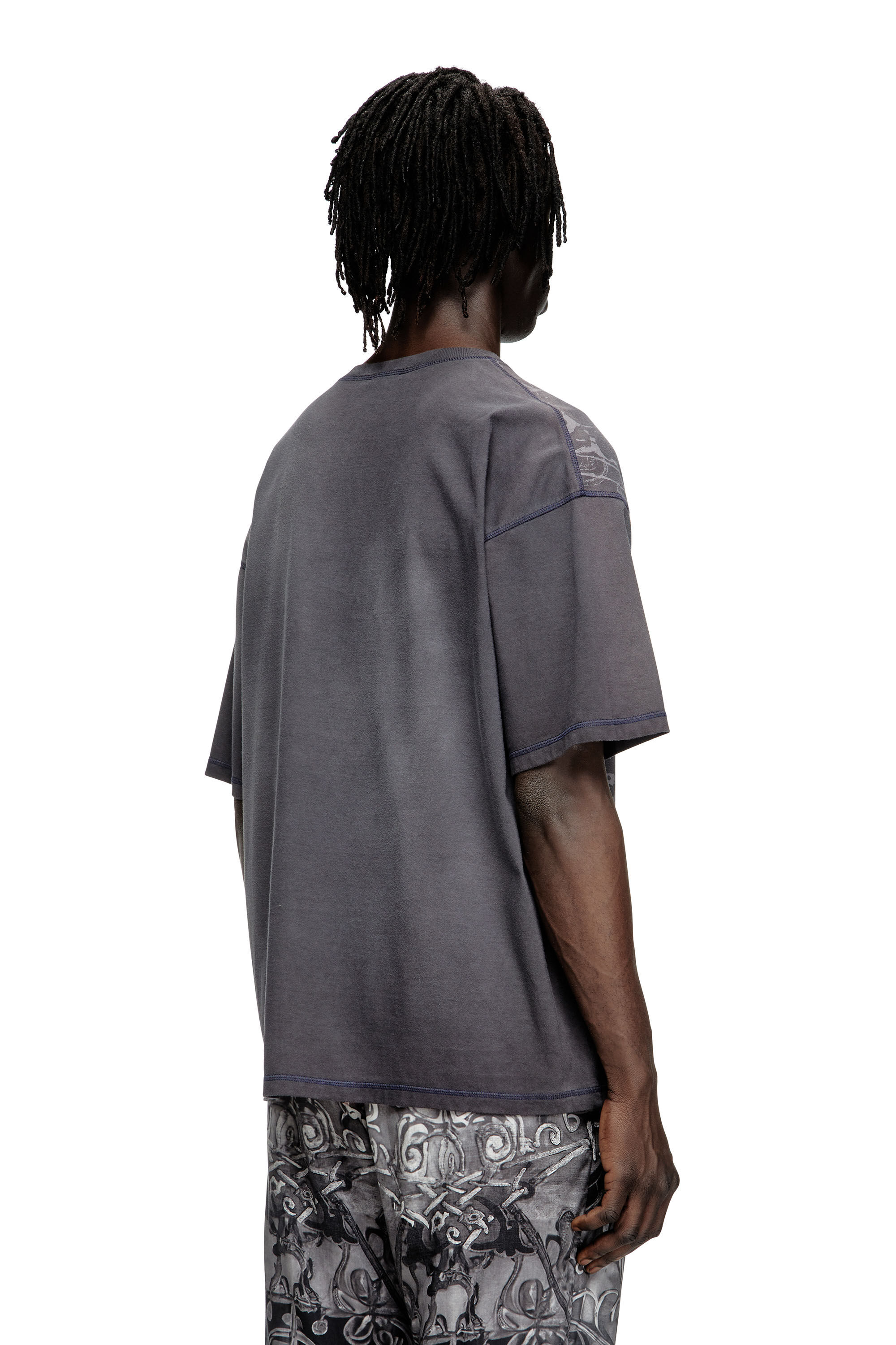 Diesel - T-BOXT-T13, T-shirt avec imprimé médiéval ton sur ton Homme in Noir - 4