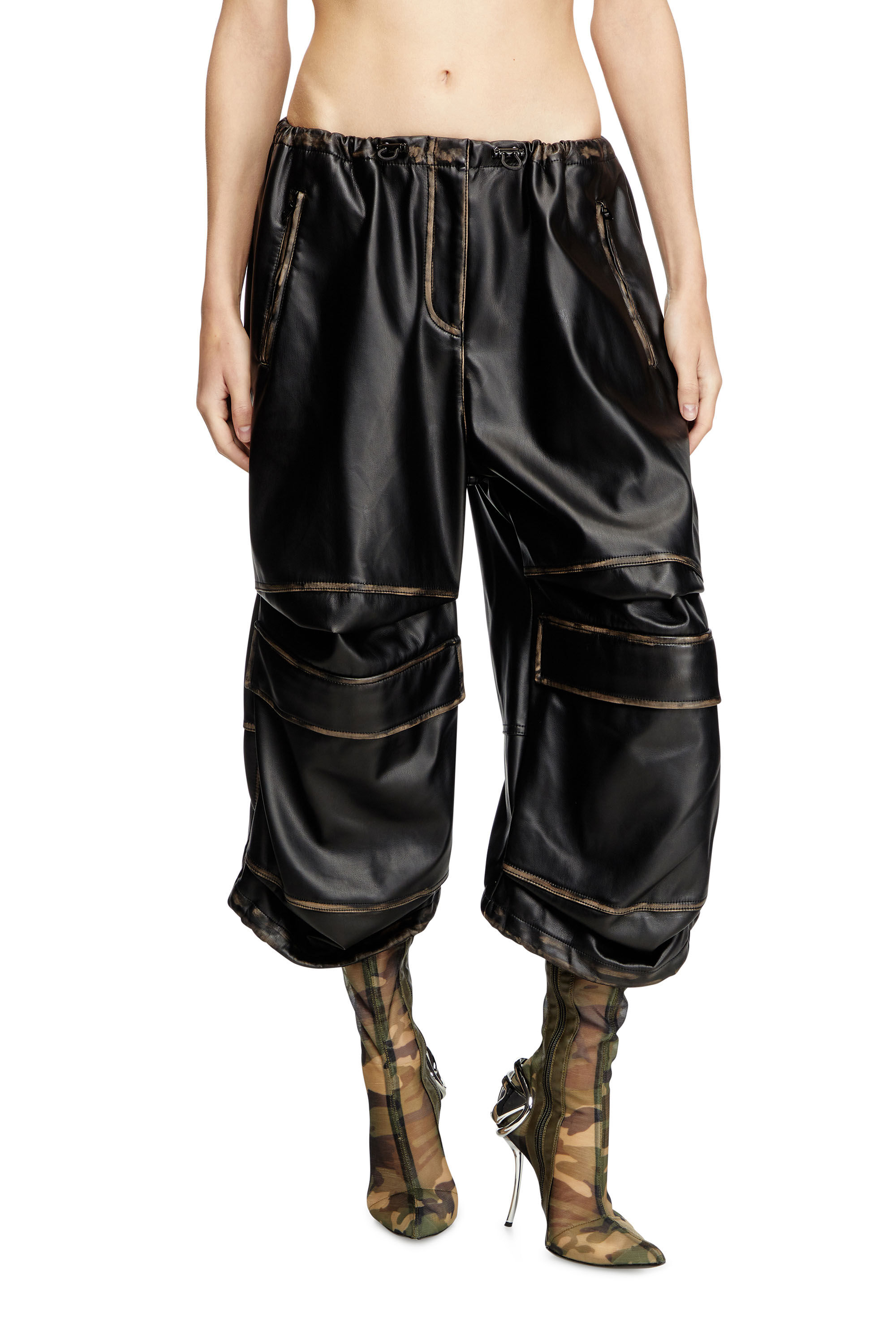 Diesel - P-DAYETZ-SHORT-FEM, Bermuda cargo en similicuir Femme in Noir - 3