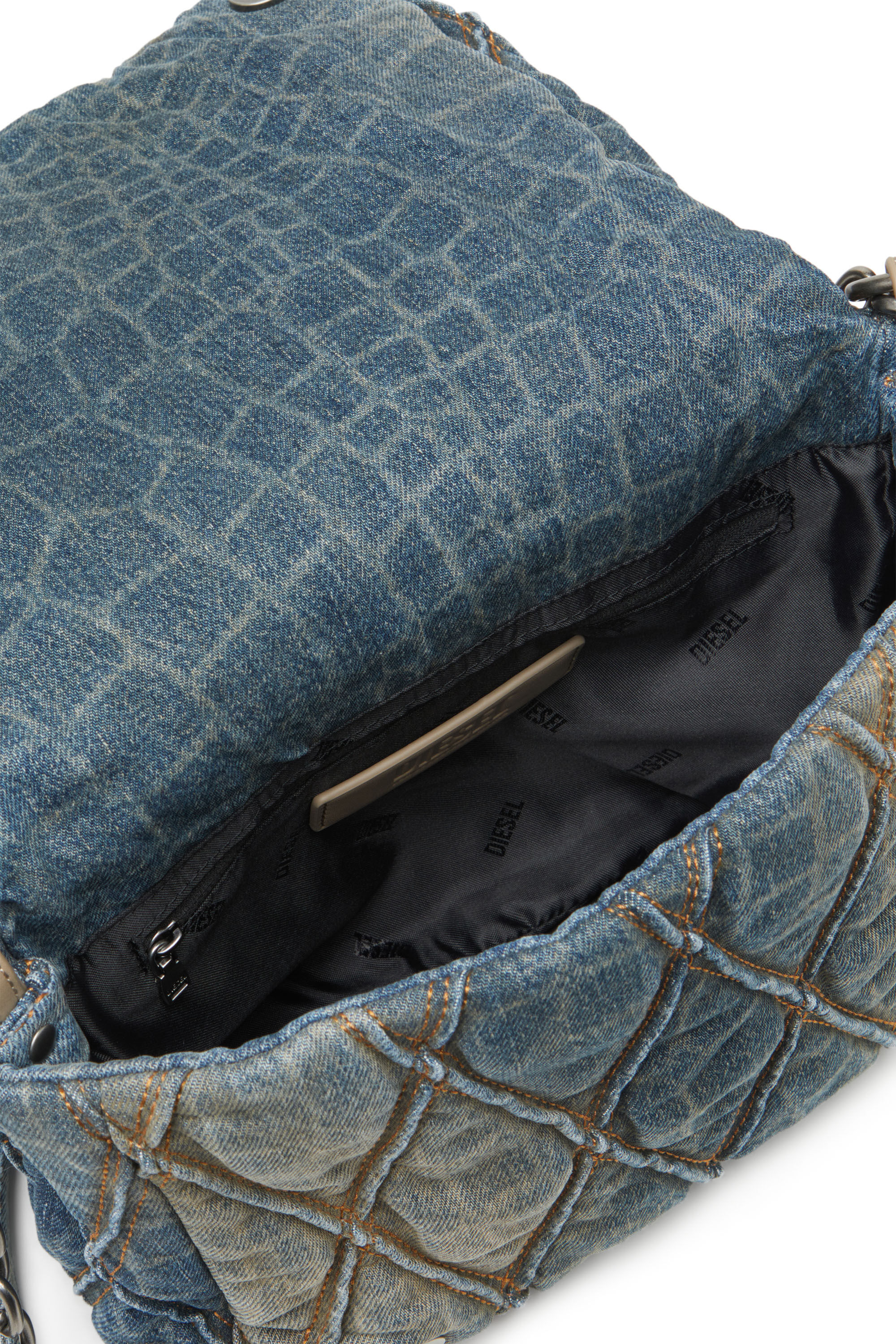 Diesel - CNY CHARM-D SHOULDER M, Sac à bandoulière en denim matelassé avec imprimé serpent Femme in Bleu - 2