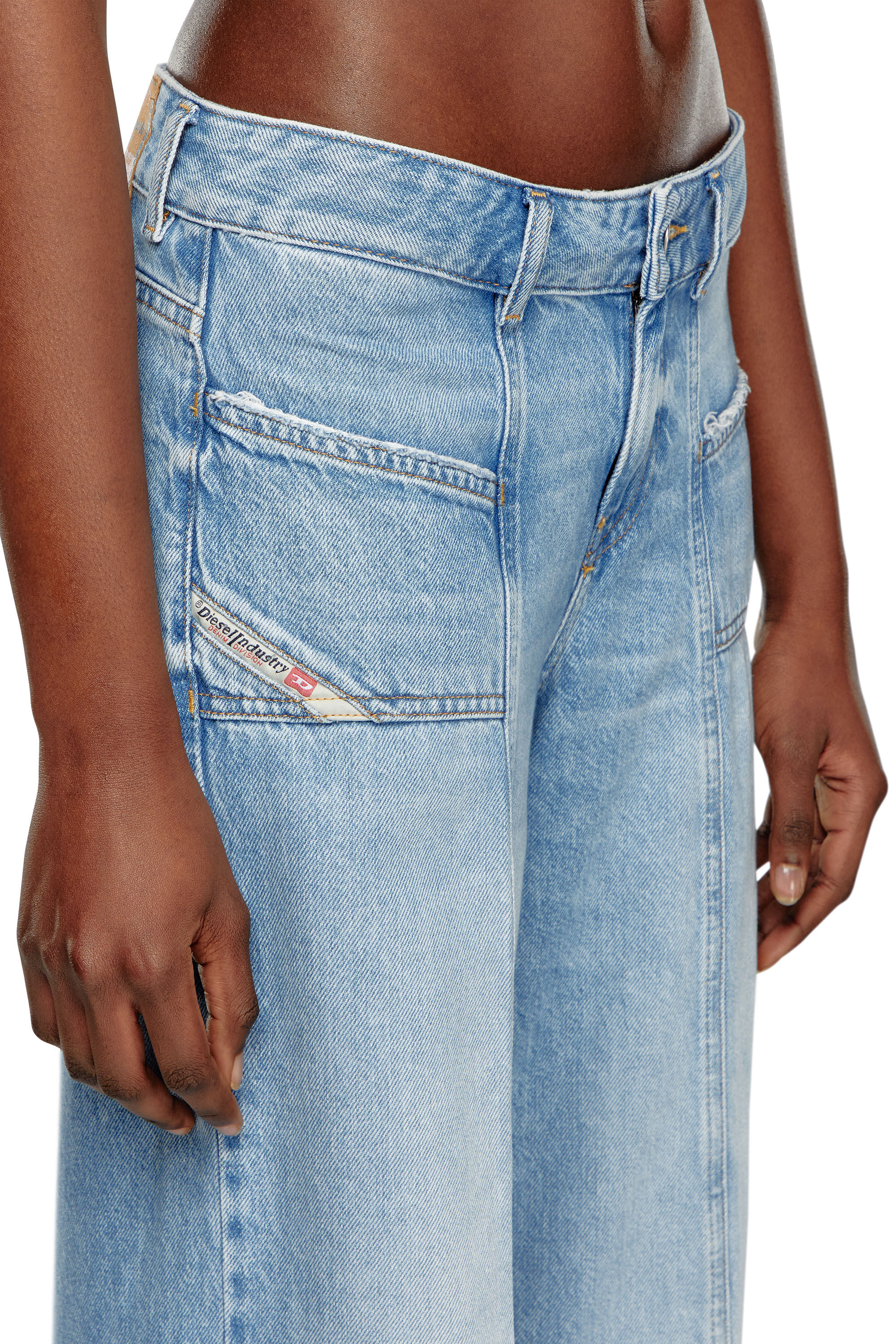 Diesel - Flare Jeans D-Akii 09J88 Femme, Bleu Clair - Image 5