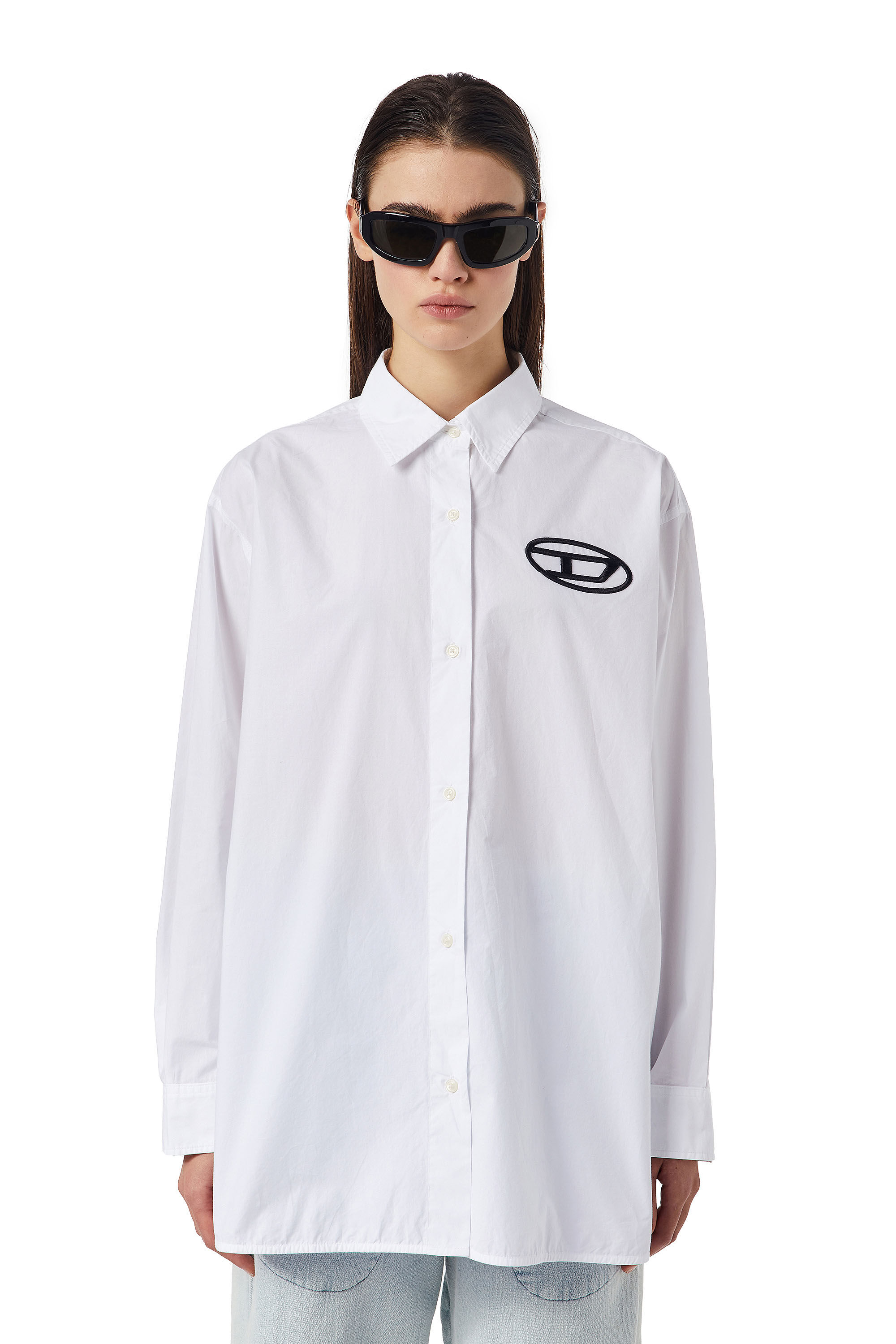 Diesel - C-BRUCE-A, Chemise oversize avec logo ovale Femme in Blanc - 3