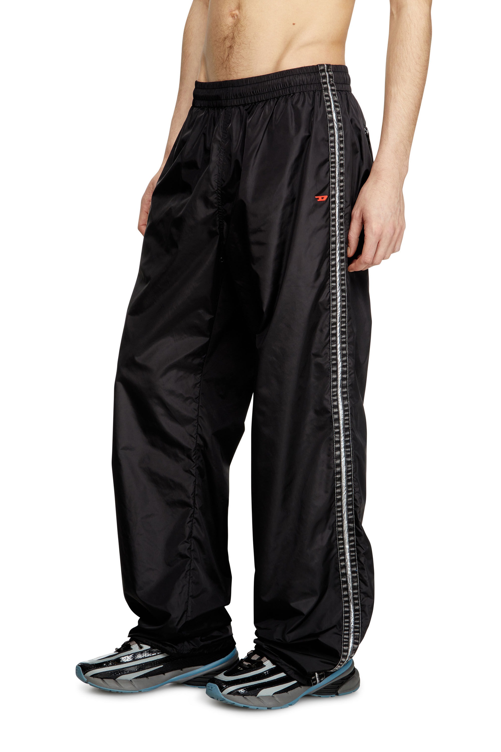 Diesel - P-CARON, Pantalon de survêtement en nylon avec bandes latérales Homme in Noir - 3