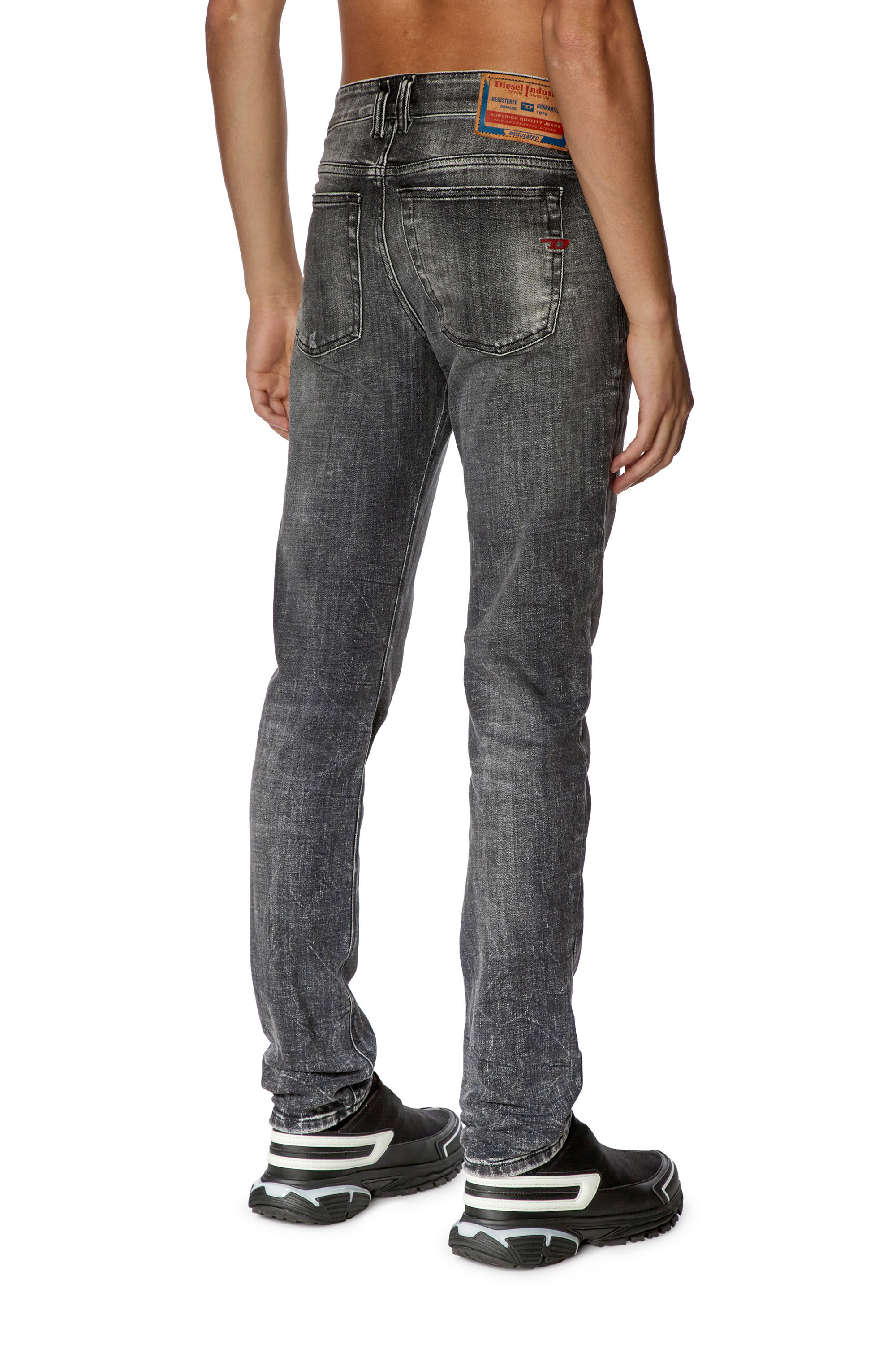 Skinny jeans gray top