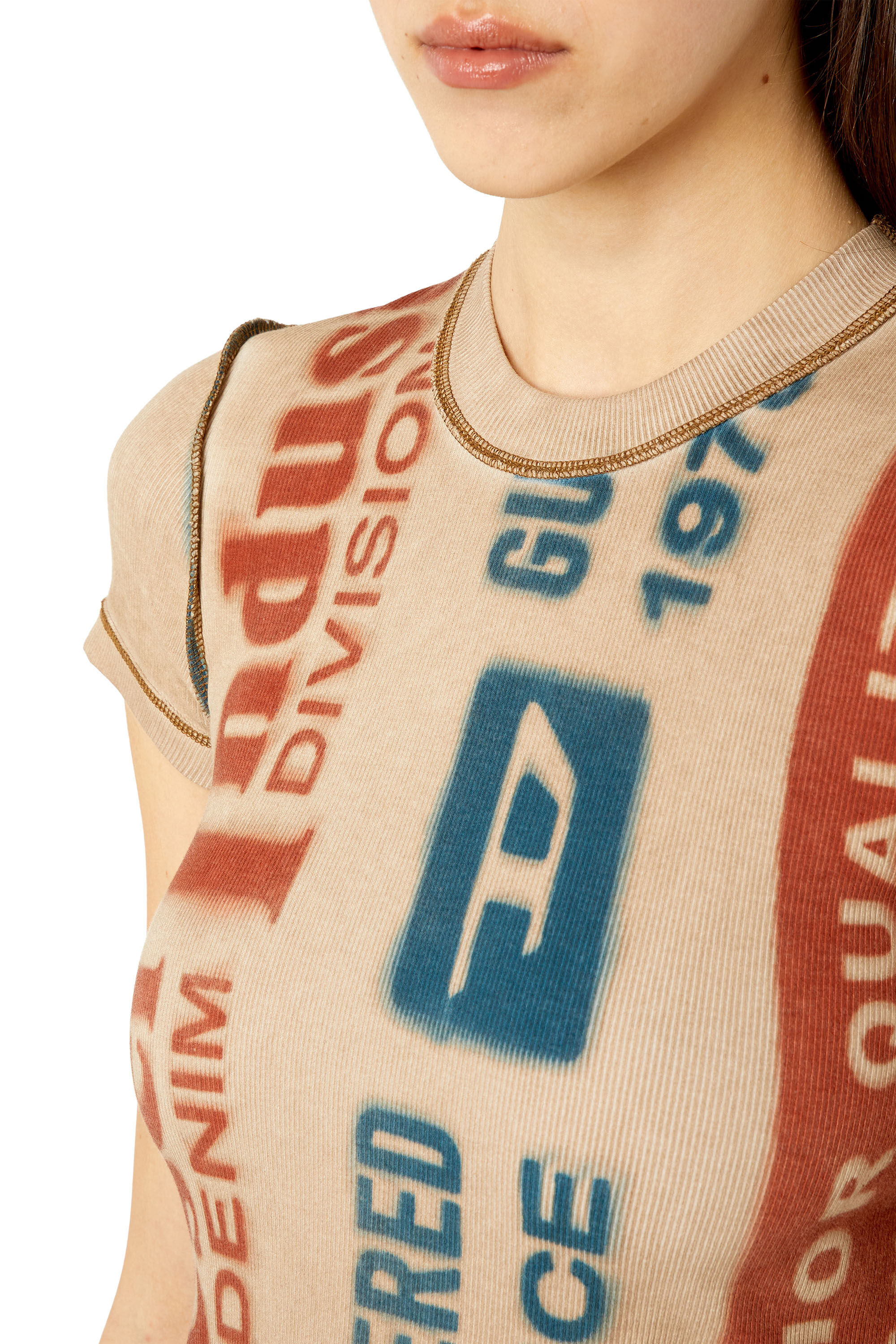 Diesel - T-SKINZY-G2, T-shirt avec imprimé empiècement jacron Femme in Beige - 4