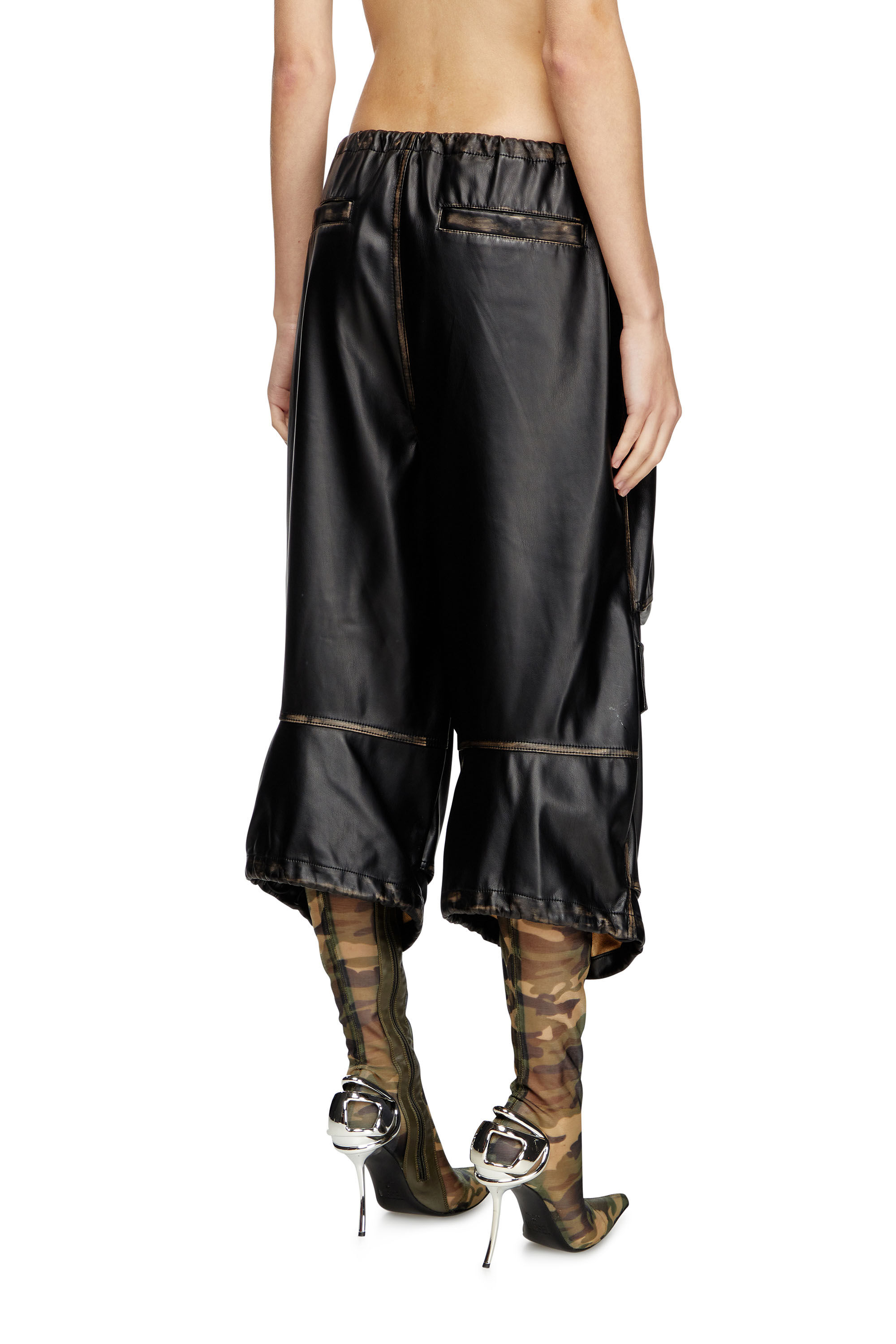 Diesel - P-DAYETZ-SHORT-FEM, Bermuda cargo en similicuir Femme in Noir - 5
