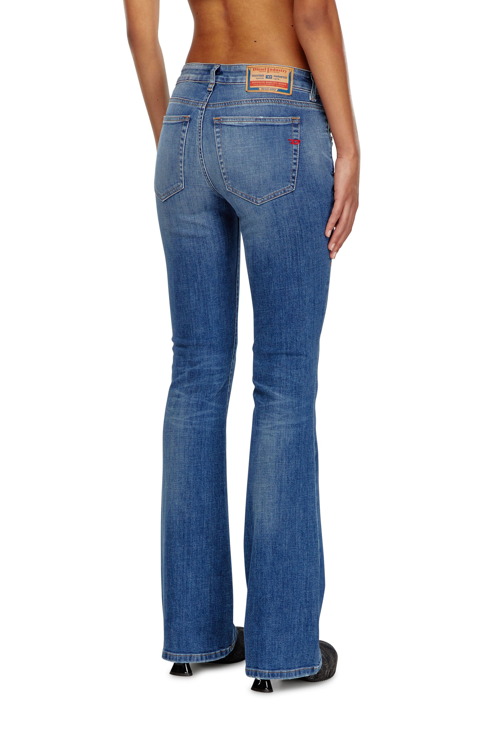 Diesel - Bootcut Jeans 1969 D-Ebbey 09J33 Femme, Bleu moyen - Image 5