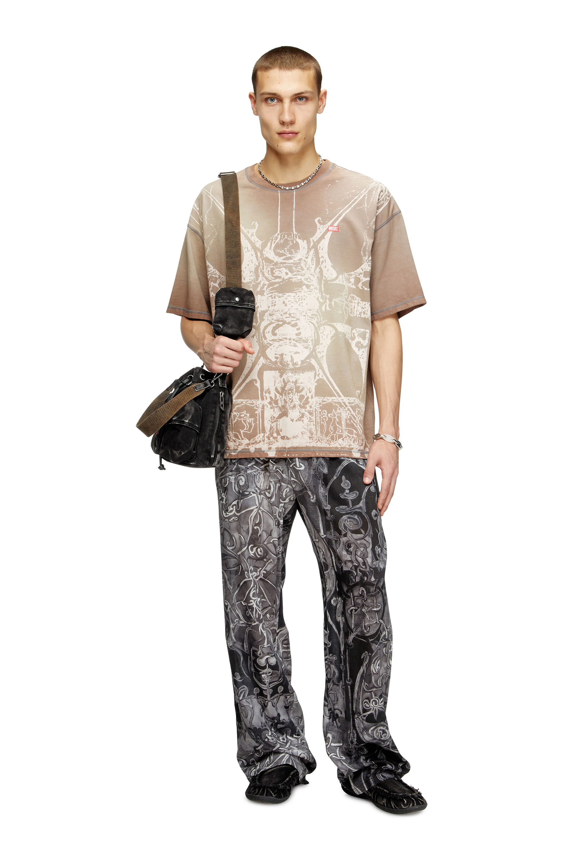 Diesel - T-BOXT-T13, T-shirt avec imprimé médiéval ton sur ton Homme in Marron - 1