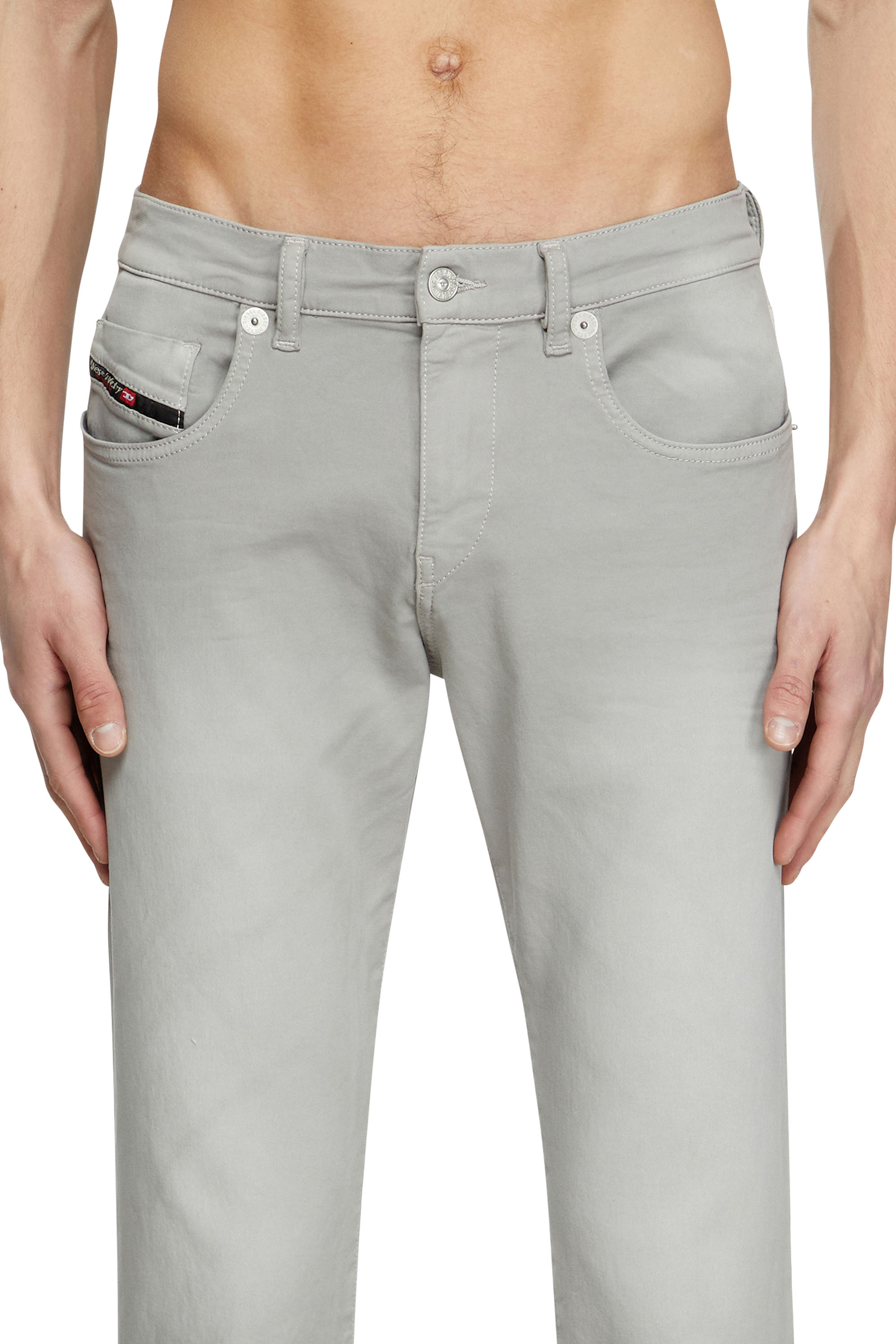 Diesel - Slim 2060 D-Strukt Joggjeans® 0670M Homme, Gris Clair - Image 5