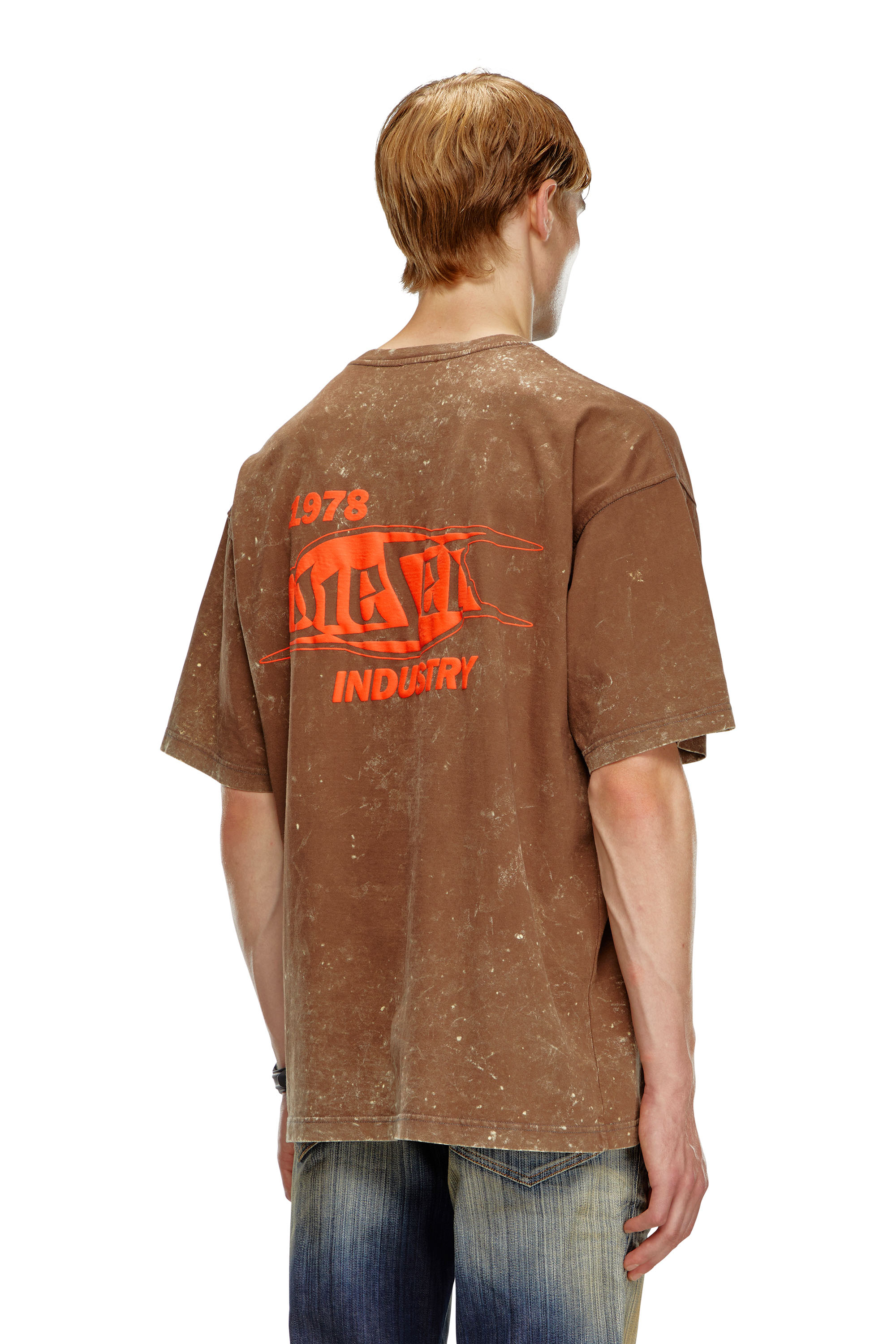 Diesel - T-BOXT-Q8, T-shirt marbré avec logo imprimé à l'encre bouffante Homme in Marron - 3