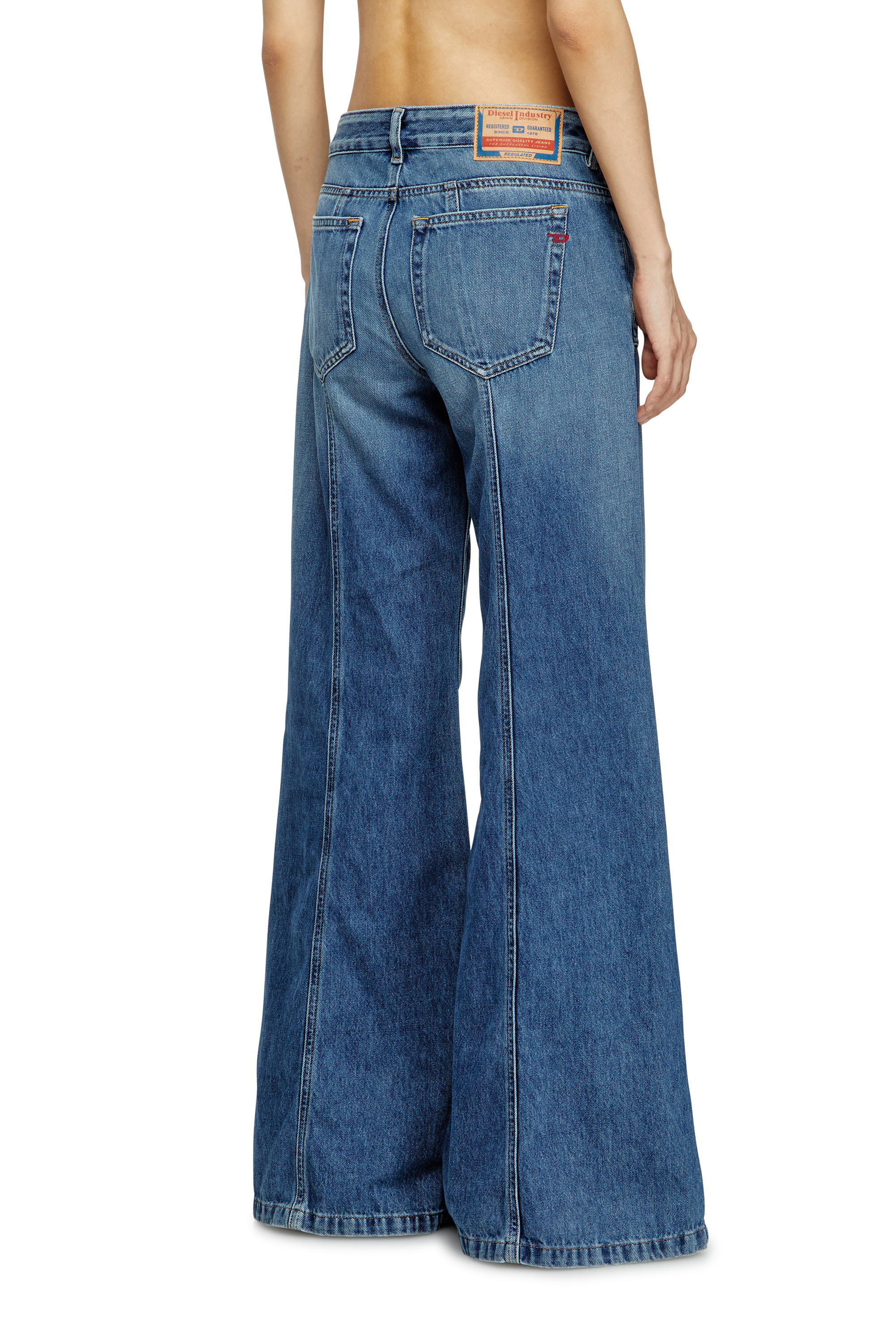 Diesel - Flare Jeans D-Akii 09M56 Femme, Bleu moyen - Image 4