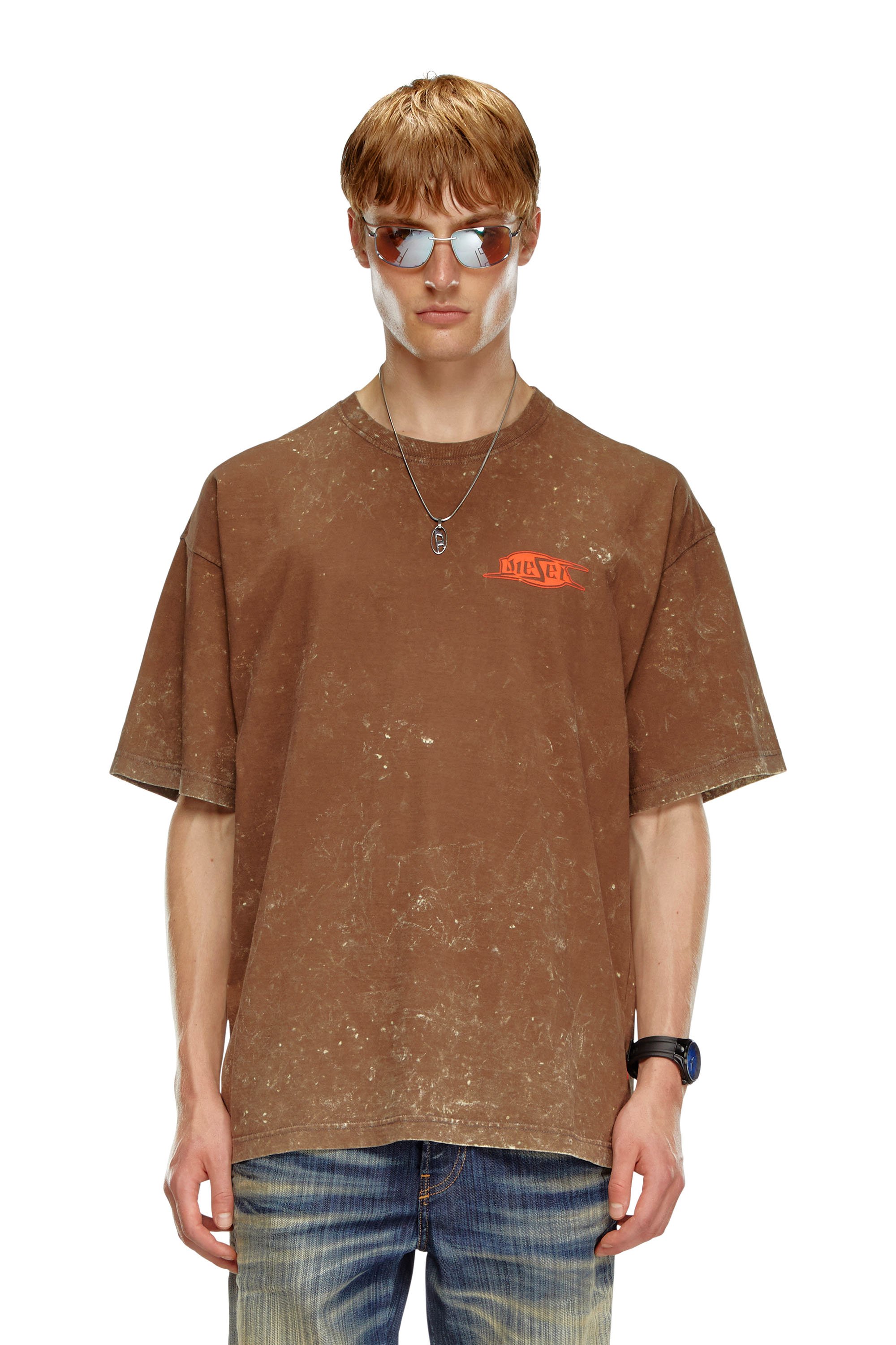 Diesel - T-BOXT-Q8, T-shirt marbré avec logo imprimé à l'encre bouffante Homme in Marron - 1