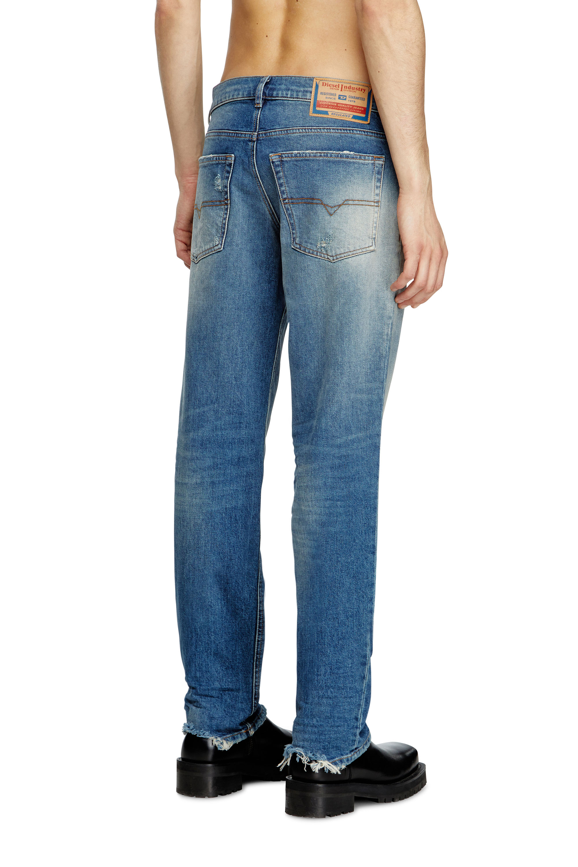 Diesel - Regular Jeans 2023 D-Finitive 0BMBY Homme, Bleu moyen - Image 4