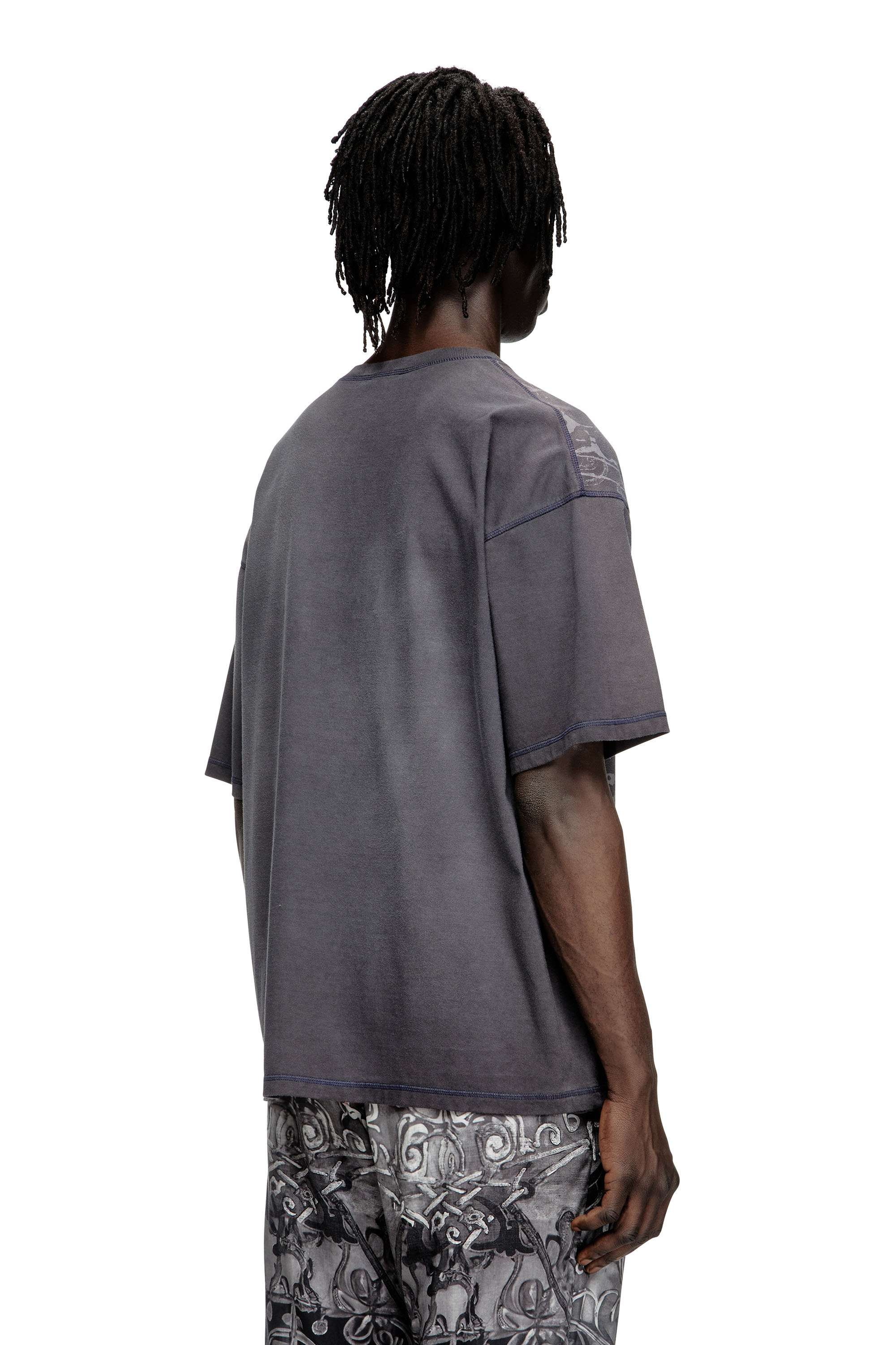 Diesel - T-BOXT-T13, T-shirt avec imprimé médiéval ton sur ton Homme in Noir - 4