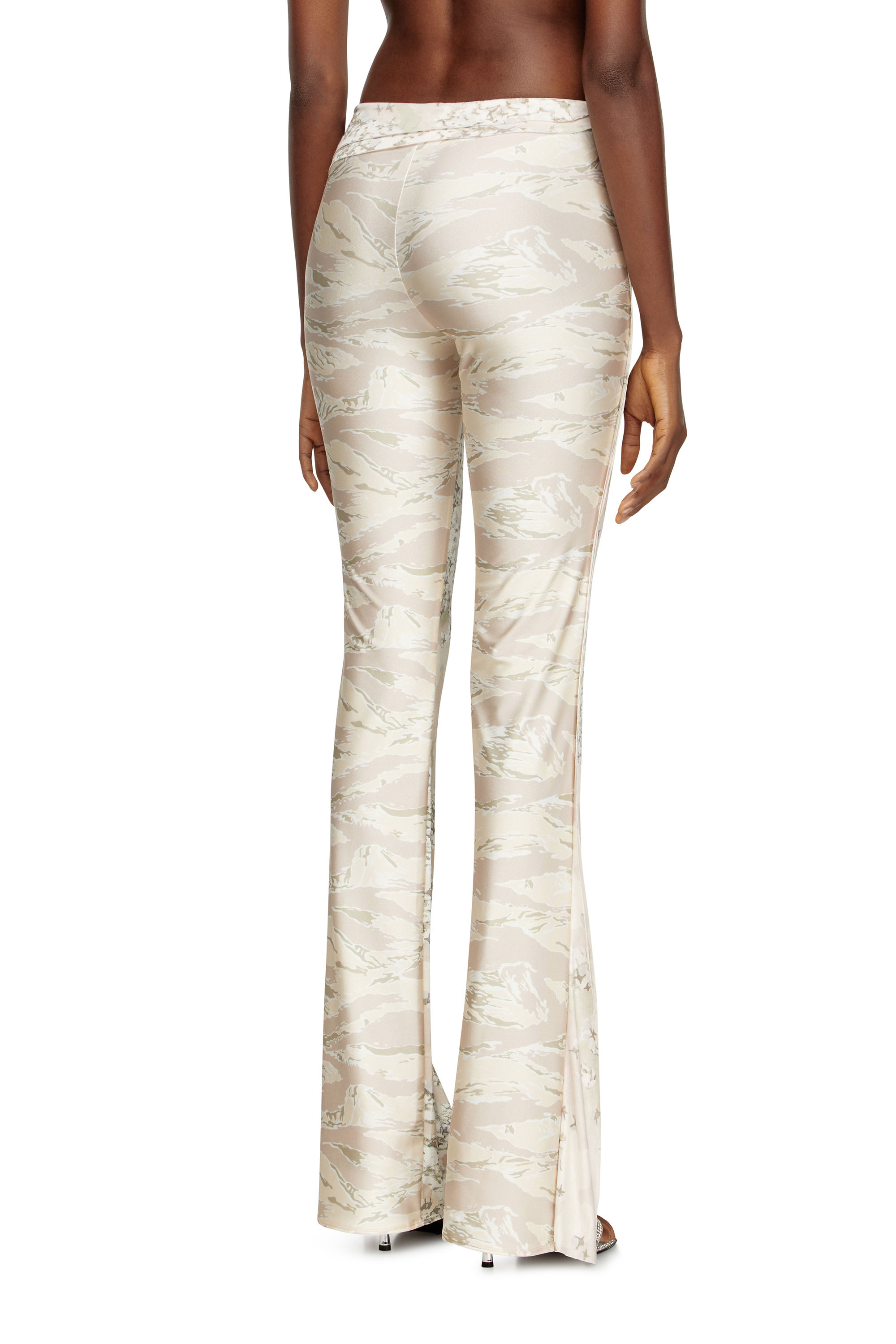 Diesel - P-AFFAL, Pantalon de jazz avec imprimés camouflage mélangés Femme in Beige - 3