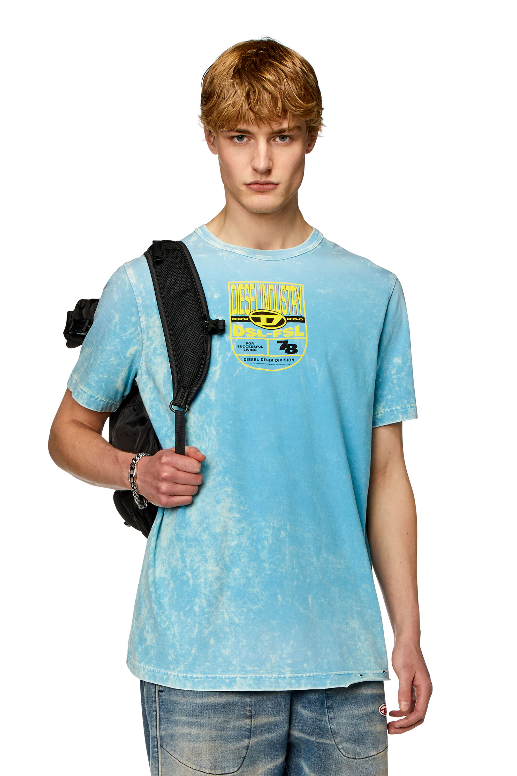 Diesel - T-JUST-N17, Homme T-shirt délavé à l'acide avec logo écusson in Bleu - Image 1