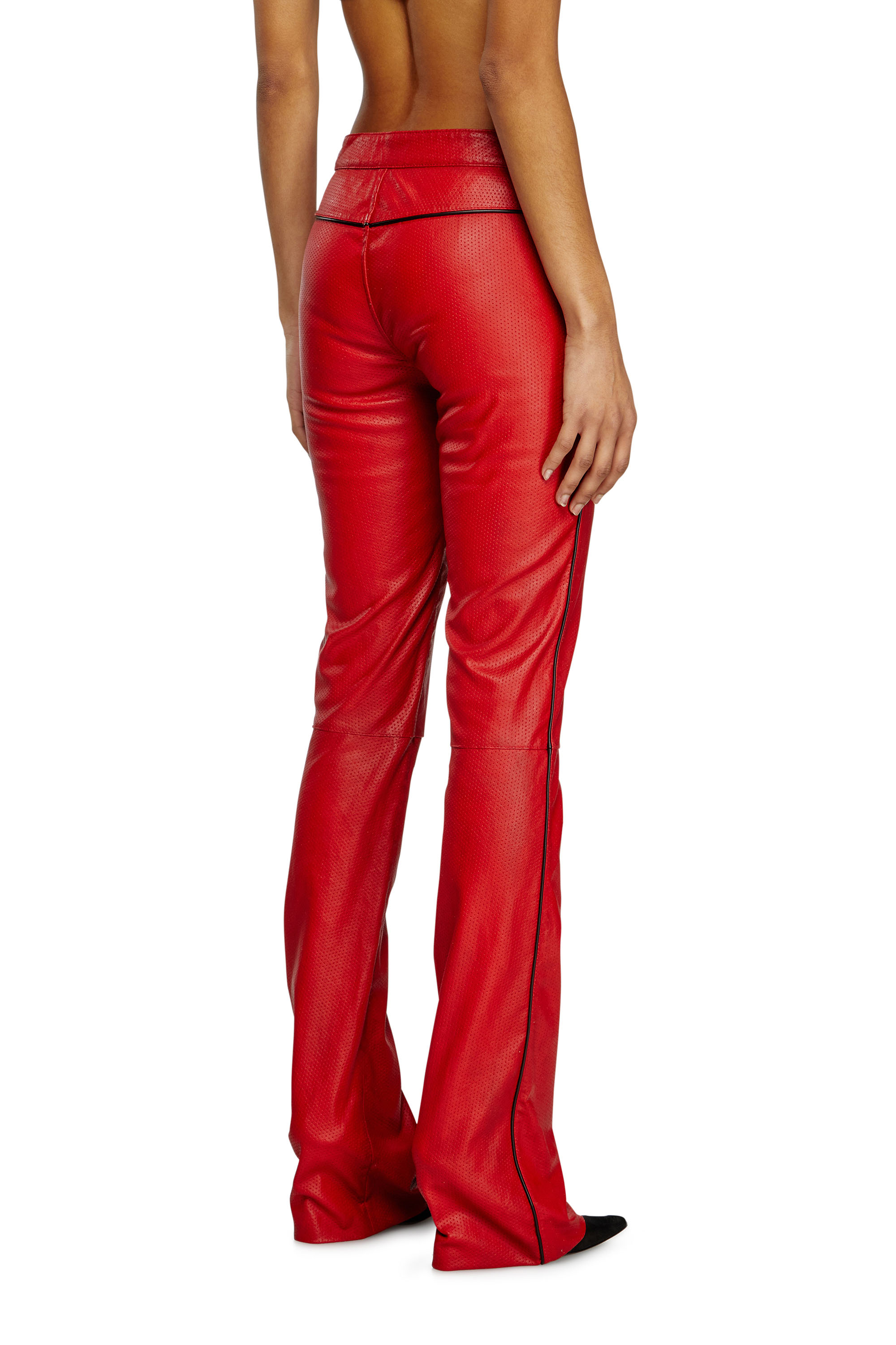 Diesel - L-INSEY, Pantalon de motard en cuir stretch perforé Femme in Rouge - 3