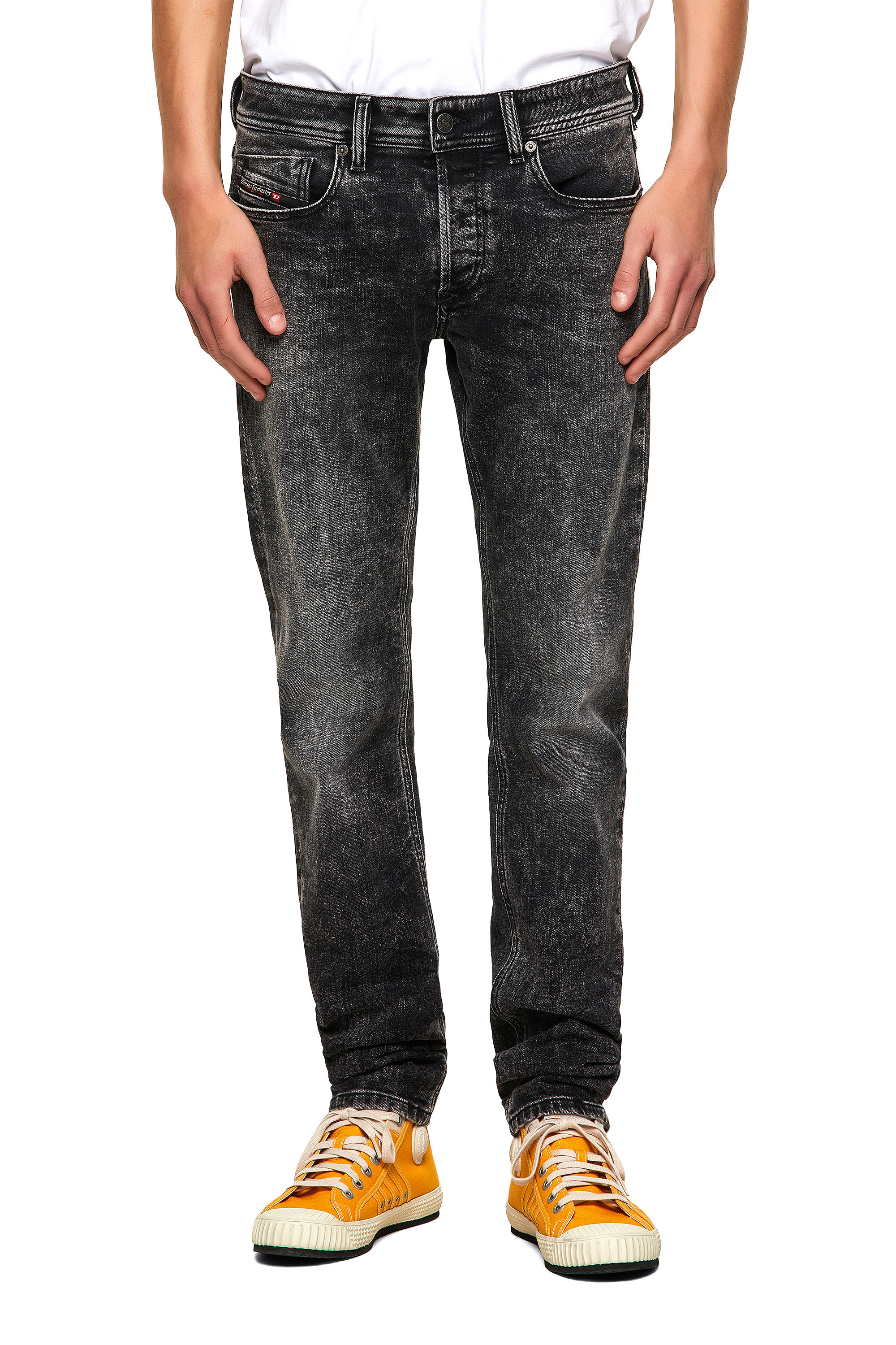 jogger pants with converse shoes