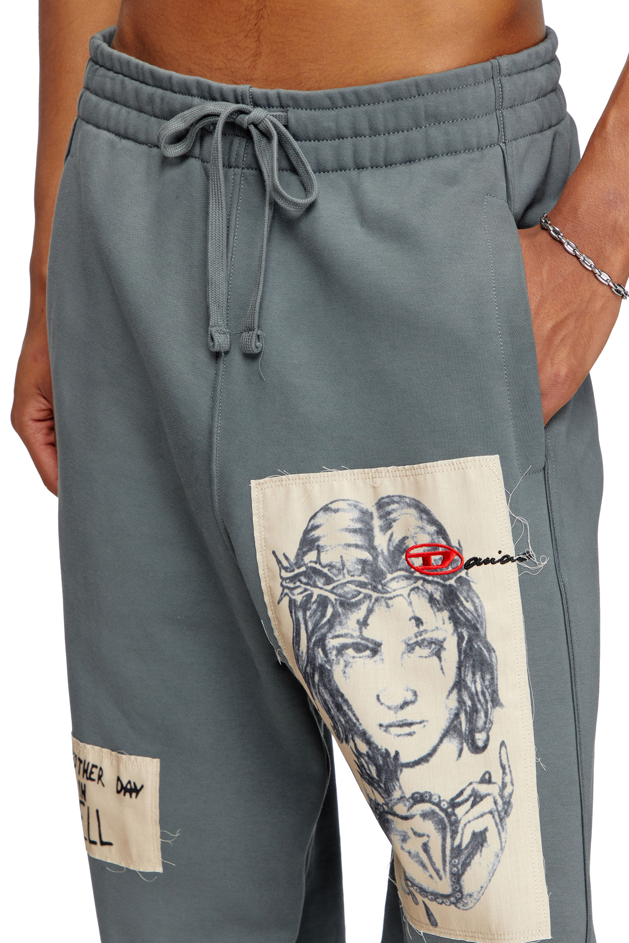 Diesel - P-MARTYANS-DD, Pantalon de survêtement avec empiècements tatouage Mixte in Gris - 4